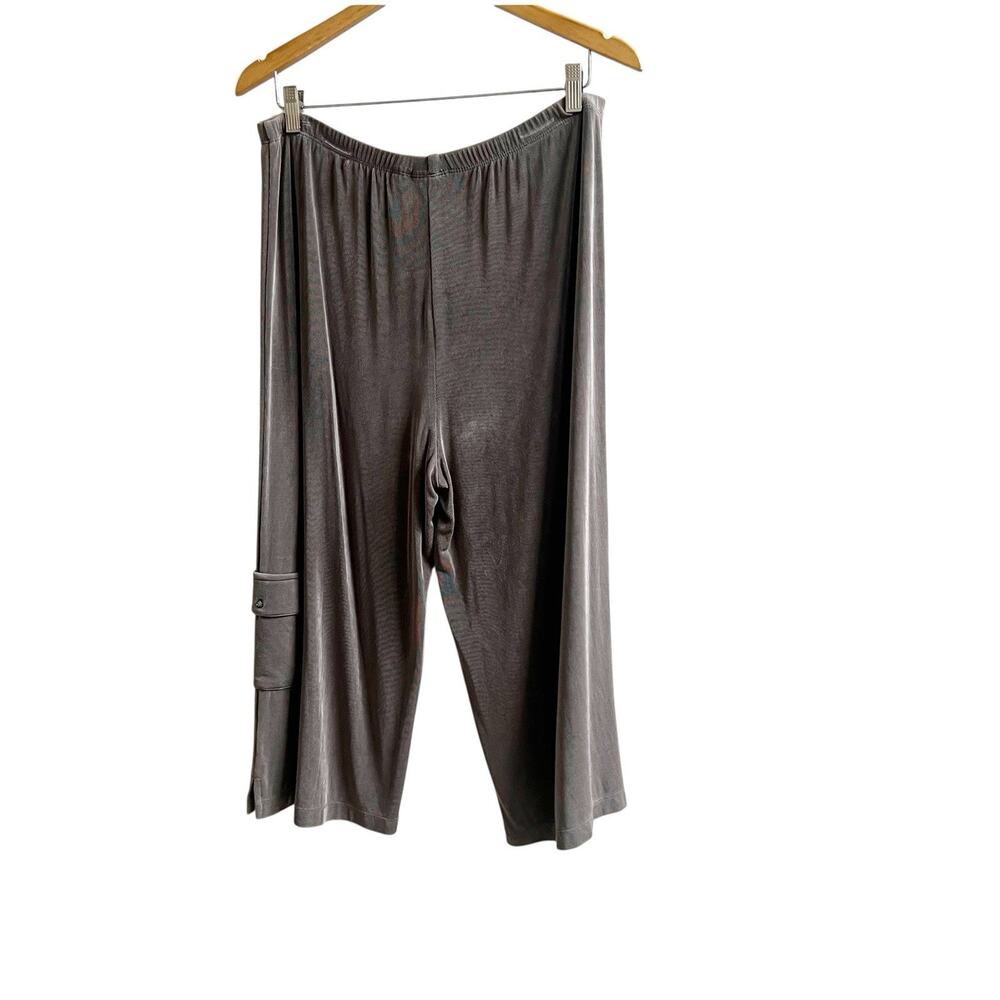 Chico’s Travelers Cropped Cargo Pants Liquid Knit Slinky Size 3/Large Pull On - Picture 2 of 7